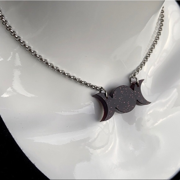 Dark red & glitter resin moon phase necklace - Picture 5 of 11